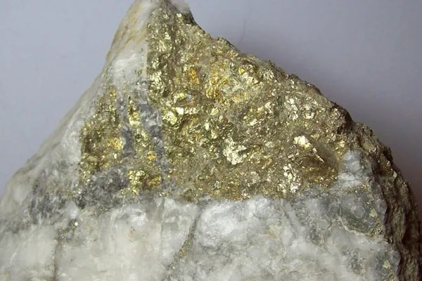 這種最像黃金的礦石看起來(lái)很漂亮，常被人誤認(rèn)成是金礦石