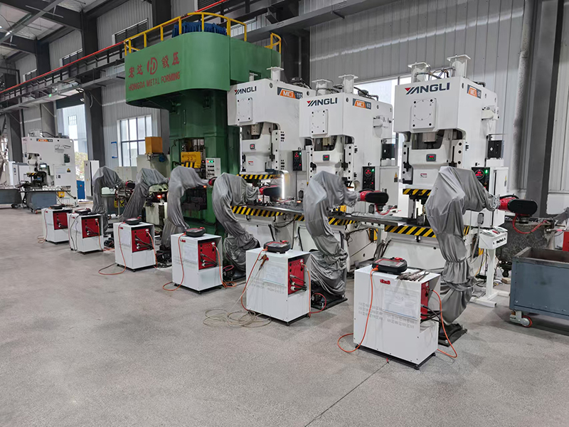 “拖車鉤”機器人生產線